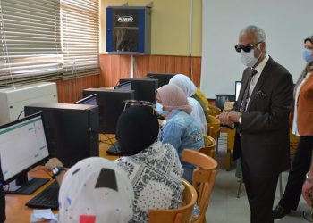رئيس جامعة بورسعيد يشيد بتجربة الاختبار الإلكتروني بالفرقة الاولى بكلية التمريض