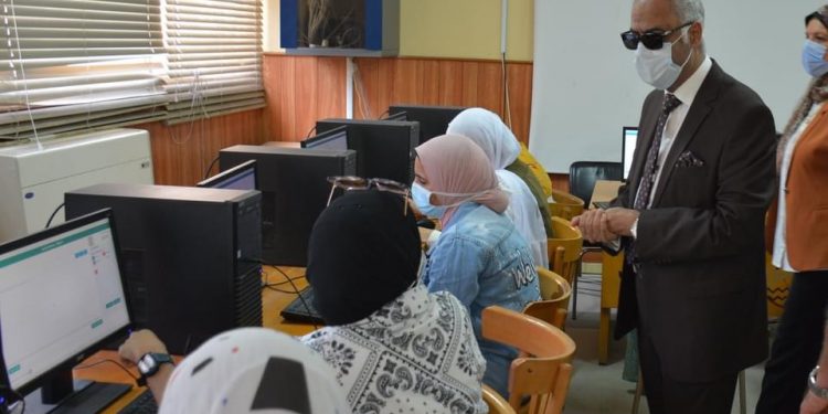 رئيس جامعة بورسعيد يشيد بتجربة الاختبار الإلكتروني بالفرقة الاولى بكلية التمريض