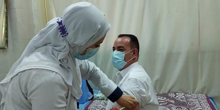 بدء تطعيم أعضاء هيئة التدريس والعاملين بجامعة بنها