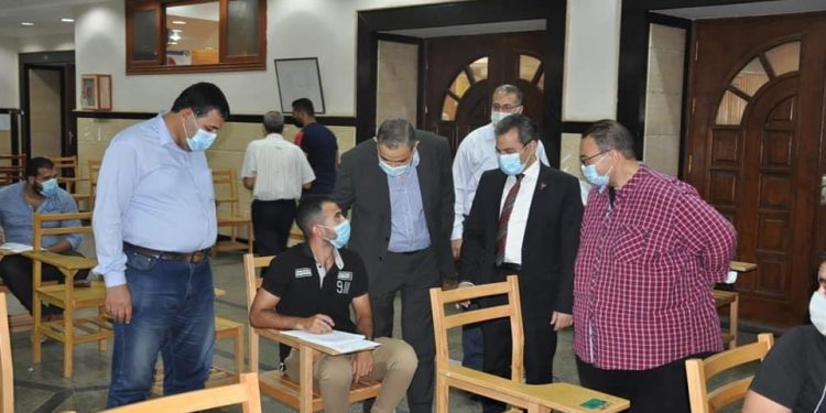 رئيس جامعة كفر الشيخ يتابع سير امتحانات الفصل الدراسي الثاني