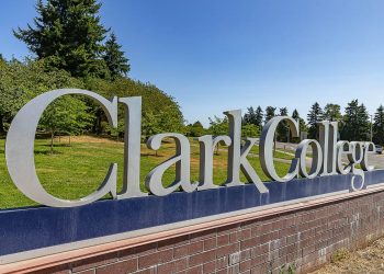 كلية كلارك الأمريكية تقدم منحة لطلاب البكالوريوس