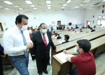 وزير التعليم العالي ورئيس جامعة حلوان يتفقدان لجان امتحانات نهاية العام الدراسى