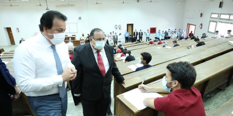 وزير التعليم العالي ورئيس جامعة حلوان يتفقدان لجان امتحانات نهاية العام الدراسى
