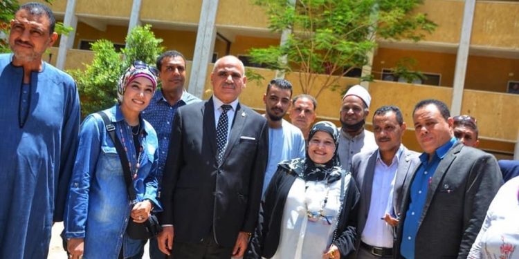 رئيس جامعة الأقصر يتفقد مواقع مقترحة لإنشاء كليات بمدينة إسنا