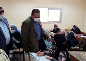 نائب رئيس جامعة بنها يتفقد سير الامتحانات بكلية التربية النوعية