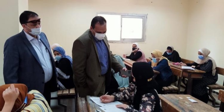 نائب رئيس جامعة بنها يتفقد سير الامتحانات بكلية التربية النوعية