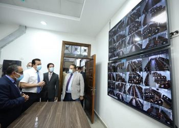 وزير التعليم العالي يتفقد مركز الاختبارات الإلكترونية والمكتبة المركزية بجامعة بنها