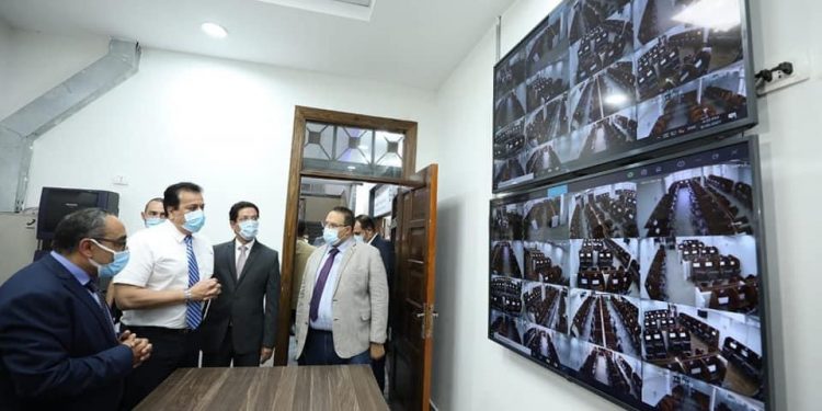 وزير التعليم العالي يتفقد مركز الاختبارات الإلكترونية والمكتبة المركزية بجامعة بنها