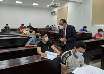 رئيس جامعة بني سويف التكنولوجية يتفقد بدء امتحانات الكلية المصرية الكورية