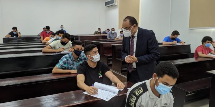 رئيس جامعة بني سويف التكنولوجية يتفقد بدء امتحانات الكلية المصرية الكورية