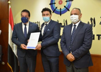 وزير التعليم العالي يُكرم الفائزين في معرض جنيف الدولي للاختراعات فى دورته الاستثنائية 2021