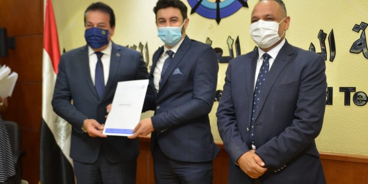 وزير التعليم العالي يُكرم الفائزين في معرض جنيف الدولي للاختراعات فى دورته الاستثنائية 2021