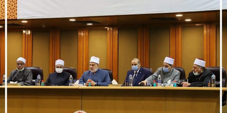 الضويني وداود يجتمعان مع رؤساء الإدارات المركزية للمناطق الأزهرية