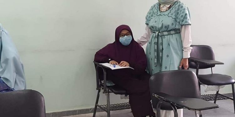 عميدة العلوم الإسلامية تتابع امتحانات الوافدين بالفصل الدراسي الثاني