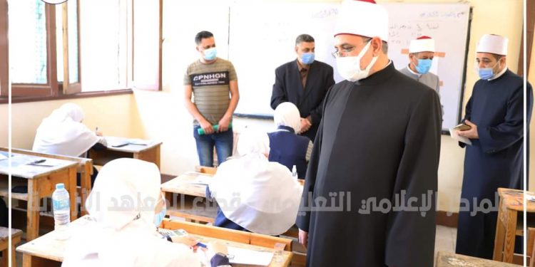 رئيس قطاع المعاهد الأزهرية يتابعُ لجانَ الشهادةِ الثانويةِ داخل القاهرة