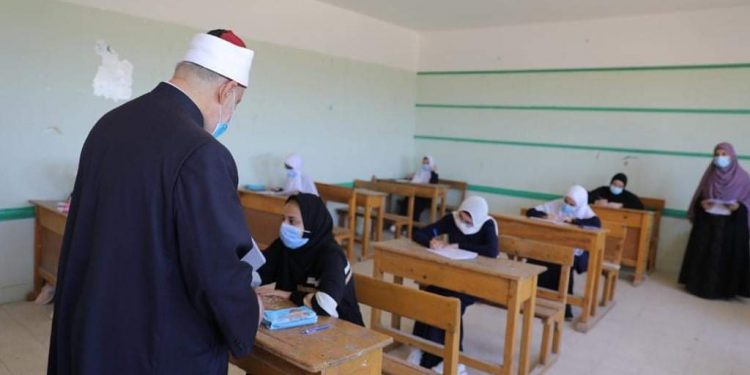 وكيل الأزهر يتفقد لجان العاشر من رمضان في أول أيام امتحانات الشهادة الثانوية