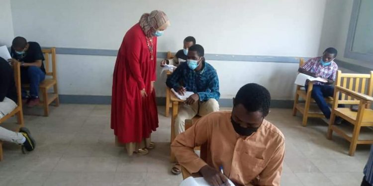 رئيس قطاع المعاهد الأزهرية ورئيس تطوير الوافدين يتفقدان لجان امتحانات ثانوية البعوث الإسلامية