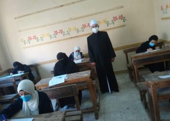 رئيس قطاع المعاهد يتفقد لجان امتحان دسوق ويشيد بالالتزام بالإجراءات الاحترازية