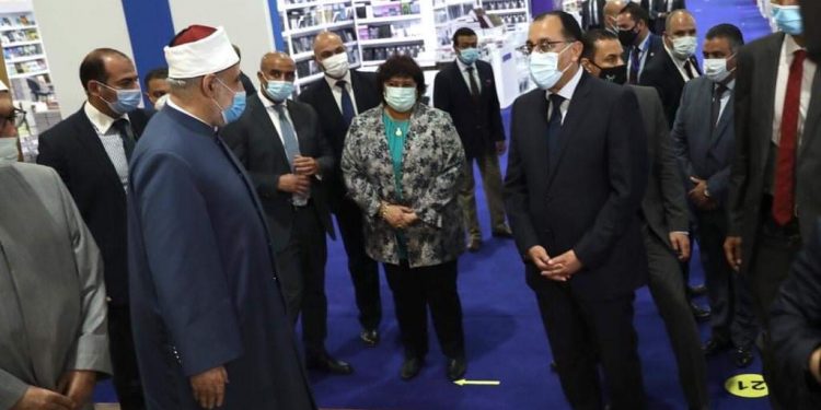 وكيل الأزهر وأمين البحوث الإسلامية يستقبلان رئيس الوزراء بجناح الأزهر في معرض الكتاب