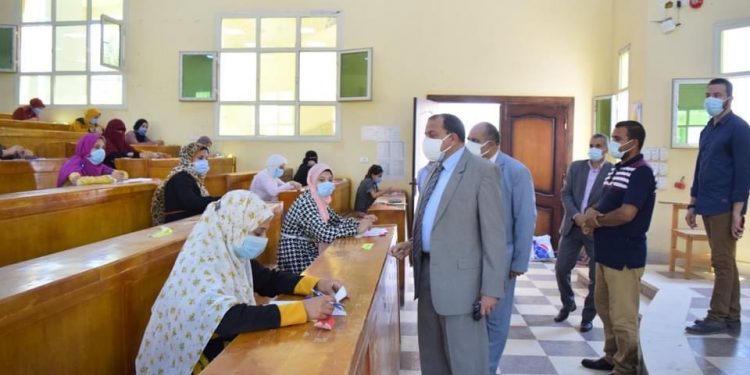 رئيس جامعة بني سويف يتفقد سير الامتحانات
