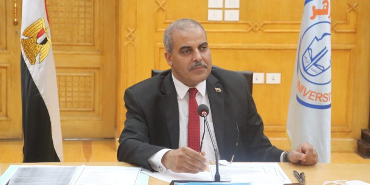 رئيس جامعة الأزهر يشيد بجهود الطواقم الطبية منذ اندلاع جائحة كورونا