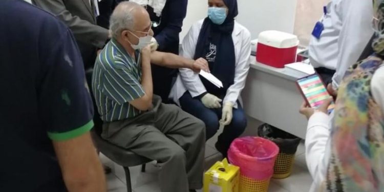 تطعيم العاملين بجامعة 6 أكتوبر باللقاح للوقاية من فيروس كورونا