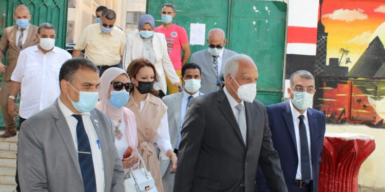 محافظ الجيزة يتفقد سير امتحانات “الشهادة الإعدادية” في أول يوم
