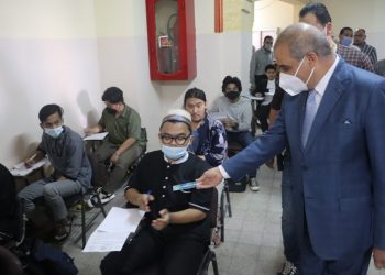 رئيس جامعة الأزهر يتفقد لجان امتحانات كليات الدراسة ويوزع هدايا على الطلاب