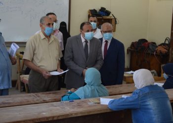 نائب رئيس جامعة الأزهر يتفقد سير أعمال الامتحانات بكليات البنات