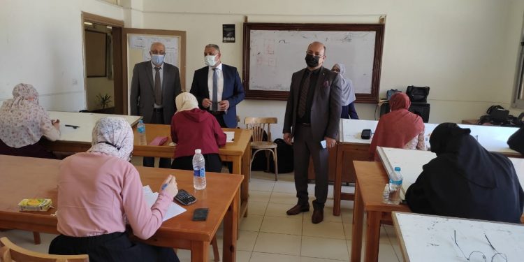 نائب رئيس جامعة الأزهر يتفقد امتحانات كليات