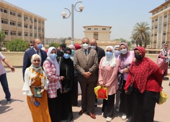 رئيس جامعة الأزهر يقوم بتوزيع هدايا على الطلاب عقب خروجهم من الامتحان