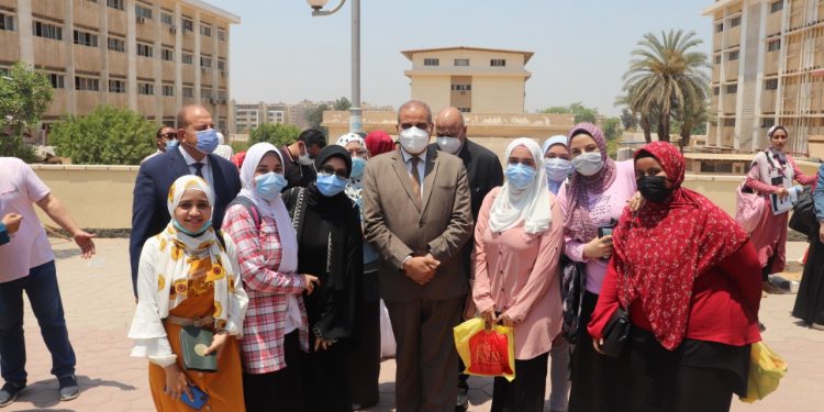 رئيس جامعة الأزهر يقوم بتوزيع هدايا على الطلاب عقب خروجهم من الامتحان