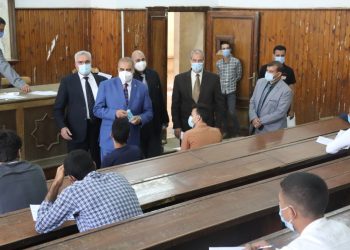 رئيس جامعة الأزهر يتفقد لجان اللغات والترجمة ويشيد بمستوى خريجيها