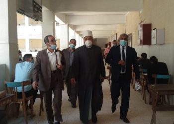 نائب رئيس جامعة الأزهر يتفقد لجان الامتحانات ويتابع حملات تطعيم لقاح كورونا