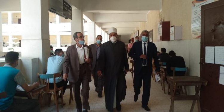 نائب رئيس جامعة الأزهر يتفقد لجان الامتحانات ويتابع حملات تطعيم لقاح كورونا