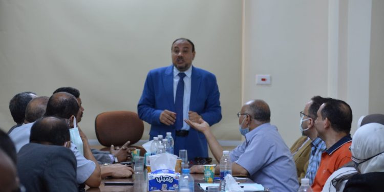 نائب رئيس جامعة الأزهر يجتمع برؤساء الأقسام الكليات "النظرية" لتفعيل دور الخريطة البحثية