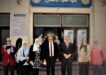 رئيس جامعة الأزهر يتفقد لجان امتحانات طب الأسنان ويقوم بتوزيع هدايا على الطالبات