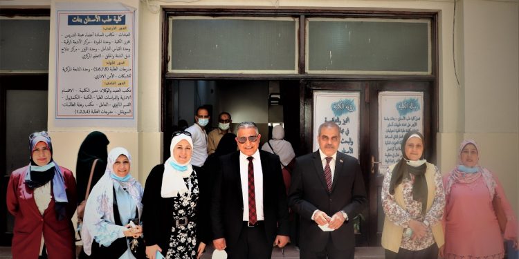 رئيس جامعة الأزهر يتفقد لجان امتحانات طب الأسنان ويقوم بتوزيع هدايا على الطالبات