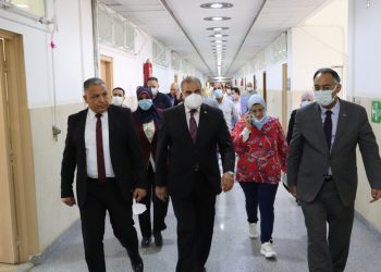 رئيس جامعة الأزهر يتفقد سير العمل بلجان الدراسات العليا بكلية الطب