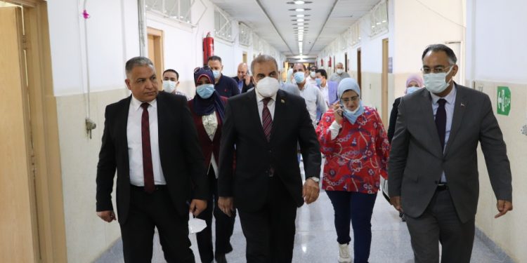 رئيس جامعة الأزهر يتفقد سير العمل بلجان الدراسات العليا بكلية الطب