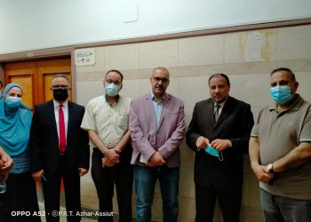 نائب رئيس جامعة الأزهر يزور الطالبتين المصابتين للاطمئنان على حالتهما الصحية