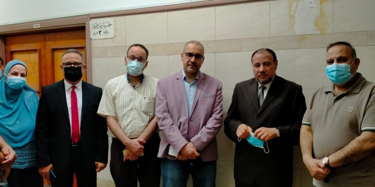 نائب رئيس جامعة الأزهر يزور الطالبتين المصابتين للاطمئنان على حالتهما الصحية