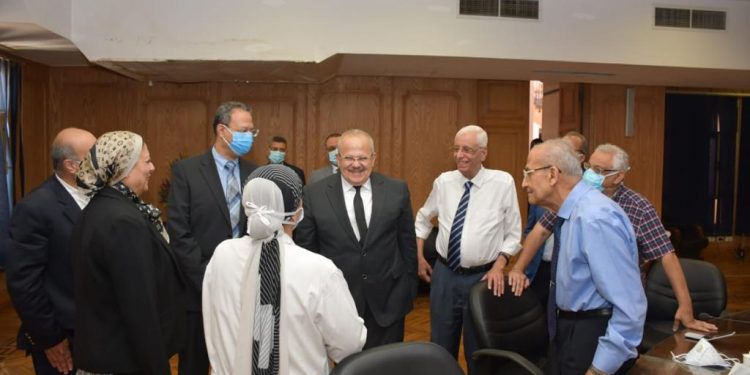  رئيس جامعة القاهرة يترأس إجتماعًا مهمًا لقسم الحالات الحرجة بمستشفيات قصر العيني