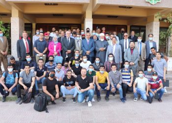 طلاب جامعة الأزهر يحرصون على التقاط الصور التذكارية مع رئيس الجامعة