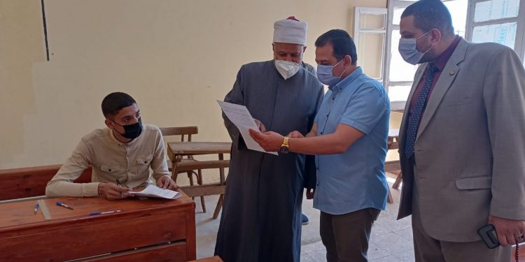 نائب رئيس جامعة الأزهر يتفقد لجان امتحانات كليات تفهنا الأشراف في زيارة مفاجئة
