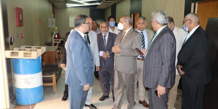 رئيس جامعة الأزهر يتفقد وحدة الربط الإلكتروني الرئيسة بالجامعة