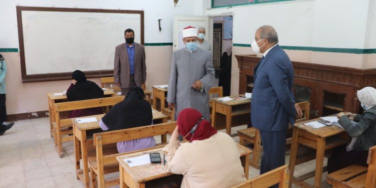 رئيس جامعة الأزهر يتفقد امتحانات الشهادة الثانوية الأزهرية في يومها الثاني
