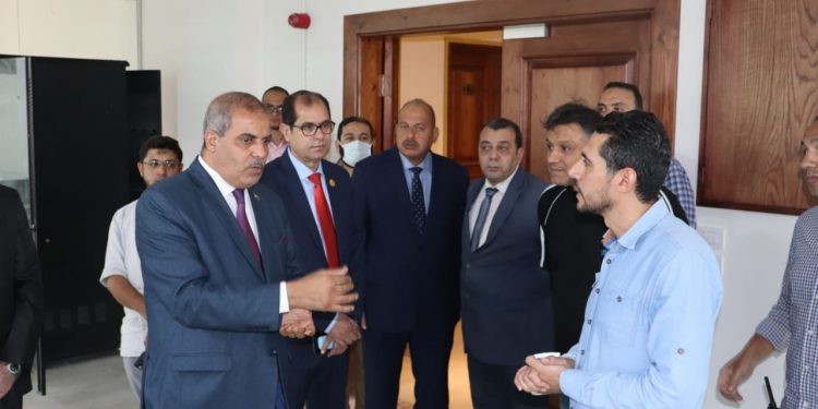 رئيس جامعة الأزهر يتفقد وحدات التحول الرقمي والربط الإلكتروني بالجامعة