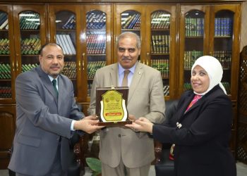 المؤتمر العلمي الأول لأمراض الباطنة بكلية طب الأزهر يكرم رئيس جامعة الأزهر