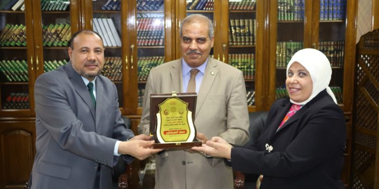 المؤتمر العلمي الأول لأمراض الباطنة بكلية طب الأزهر يكرم رئيس جامعة الأزهر